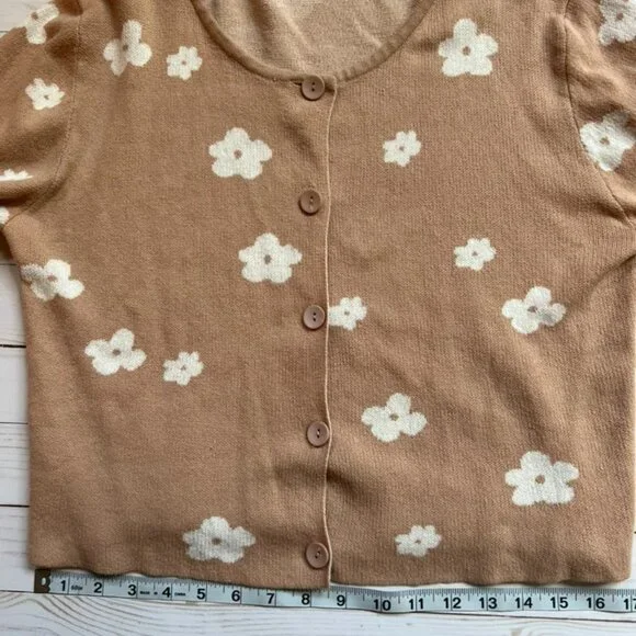 Le Lis Beige with white flowers Long Sleeve Button Down Cardigan sweater Size M - Picture 7 of 8
